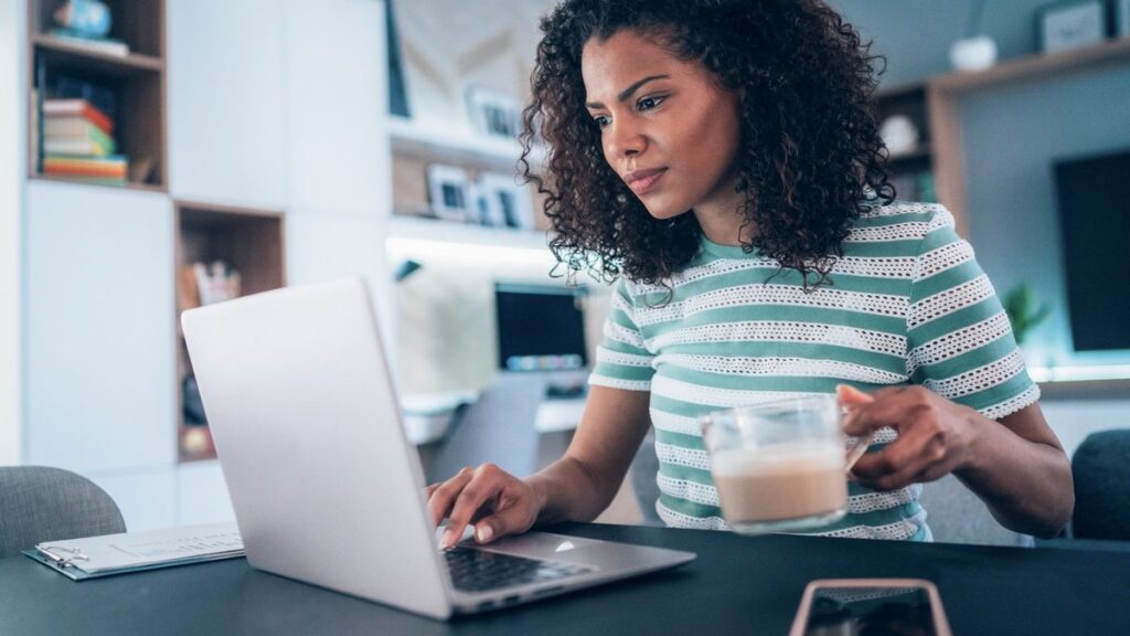 Oportunidades de Trabalho Remoto para Empresas do Reino Unido: Ganhos de Até 300 Mil Libras por Ano